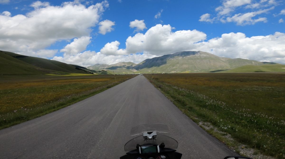 (SP477) Pian Grande di Castelluccio di Norcia – Strada Panoramica percorso moto – Foto 3