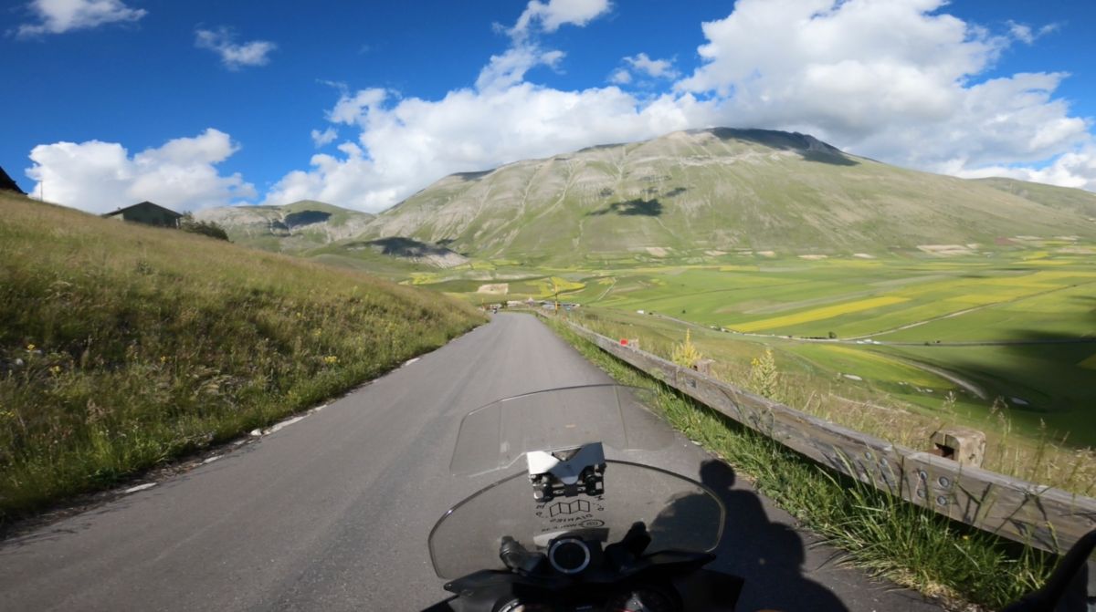(SP477) Pian Grande di Castelluccio di Norcia – Strada Panoramica percorso moto – Foto 4