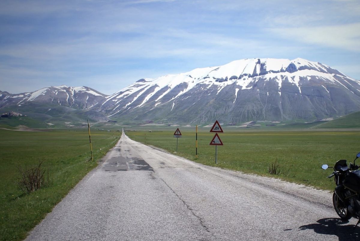 (SP477) Pian Grande di Castelluccio di Norcia – Strada Panoramica percorso moto – Foto 6