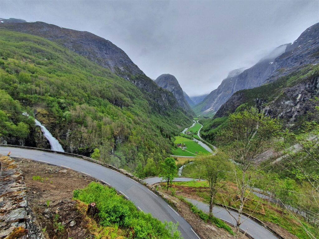 (E16) Stalheimskleiva – Strada Panoramica percorso moto – Foto 2