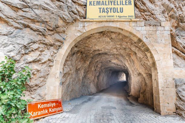 (24-61) Karanlik Canyon Road (Dark Canyon)